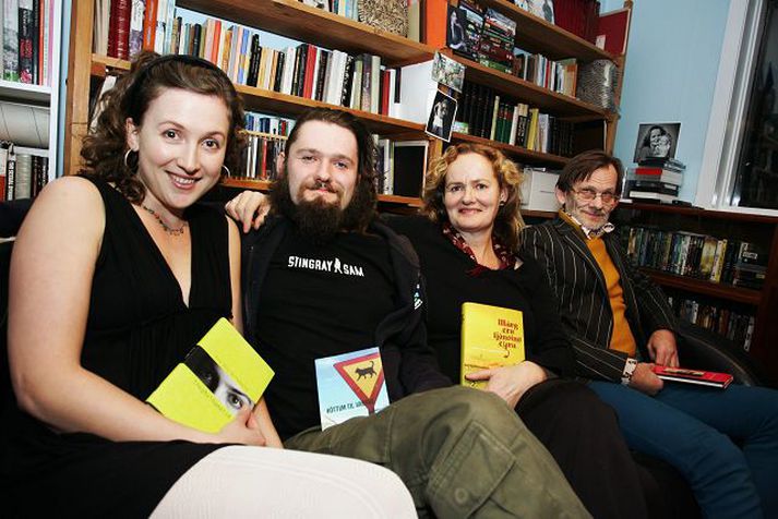 Ekkert stríð (Frá vinstri) Yrsa Þöll, Gunnar Theódór, Þórunn Erla og Magnús Þór, Megas, tengjast bæði fjölskyldu-og útgáfuböndum. Þau segja þó ekkert stríð í gangi sín á milli heldur styðji þau hvert annað.Fréttablaðið/Daníel