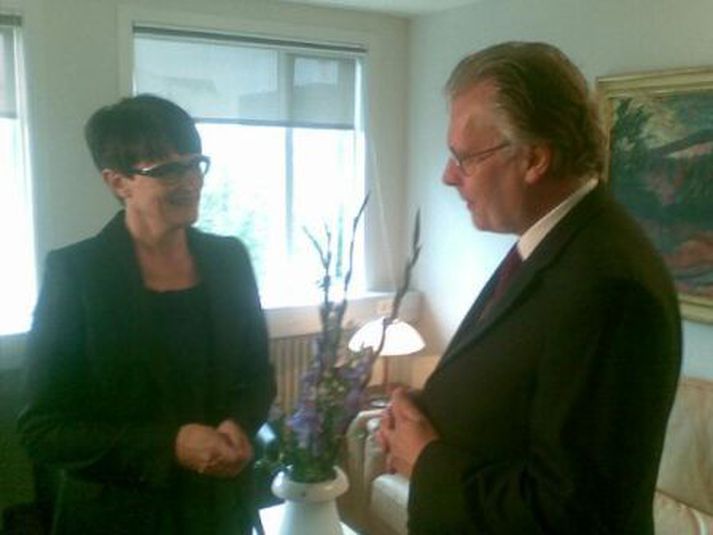 Ögmundur Jónasson tók í gær við tveimur ráðuneytum og er innanríkisráðherra. Málefni dóms- og mannréttindamála og samgöngu- og sveitarstjórnarmála eru á hans borði. Hér er hann að taka við lyklavöldum af Rögnu Árnadóttur í gær.