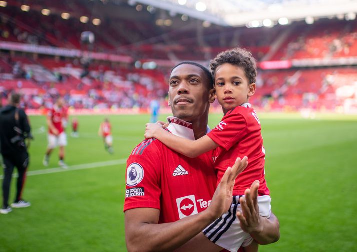 Anthony Martial með syni sínum eftir lokaleik  Manchester United  í deildinni sem var á móti Fulham á Old Trafford .