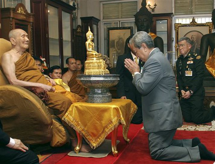 Surayud Chulanont fær blessun æðsta munks Taílands, Somdet Phra Nyanasamvara, sem er 93 ára.