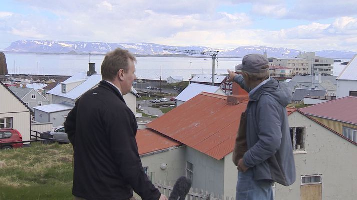 Haraldur Sigurðsson bendir í átt til Hrappseyjar, sem liggur undan Stykkishólmi.