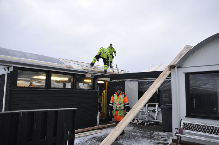Iðnaðarmenn frá Steina og Olla unnu við það í vikunni að loka þakinu og ganga frá þannig að ekki verði frekari skemmdir.