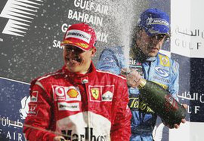 Michael Schumacher og Fernando Alonso baða sig í kampavíninu í Barein í dag