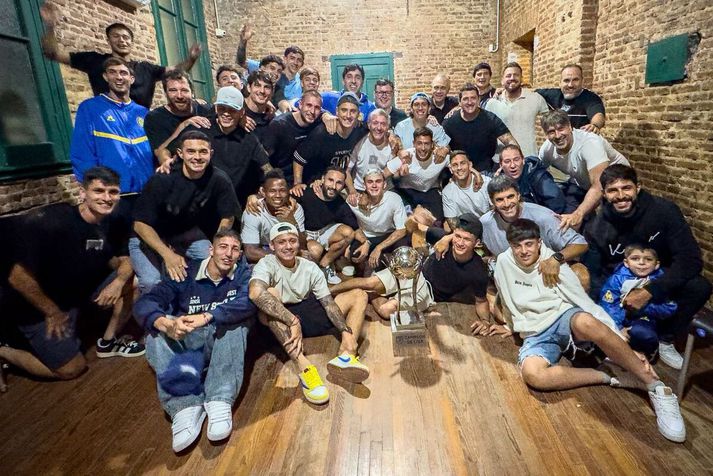 Leikmenn Rosario Central fagna með nýja bikarinn eftir að formaður félagsins sótti hann á skrifstofur sambandsins.