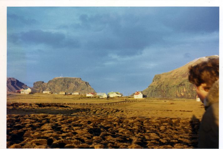 Hér rifnaði jörðin upp á Heimaey aðfararnótt 23. janúar 1973. Myndin var tekin rúmum sólarhring áður. Þegar gosinu lauk var komið 50-70 metra þykkt hraun ofan á húsin á myndinni.