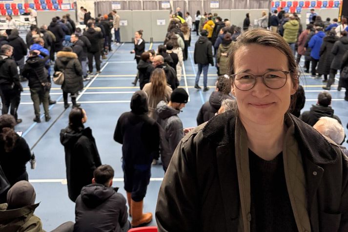 Inga Dóra Guðmundsdóttir Markussen, íbúi í Nuuk, á kjörstað þegar þingkosningarnar þar í landi fóru fram.