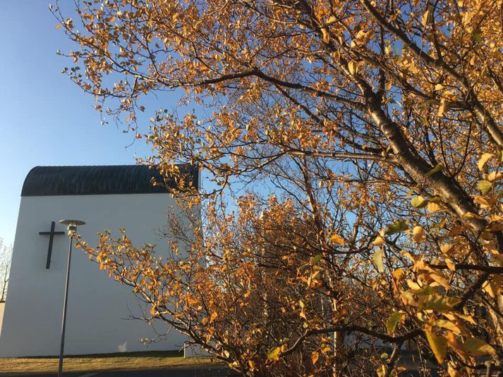 Árbæjarkirkja opnar dyr sínar í dag vegna slyssins alvarlega.