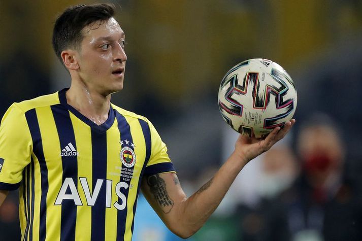 Mesut Özil í leik með Fenerbahce liðinu en það hefur gengið illa hjá honum í byrjun,