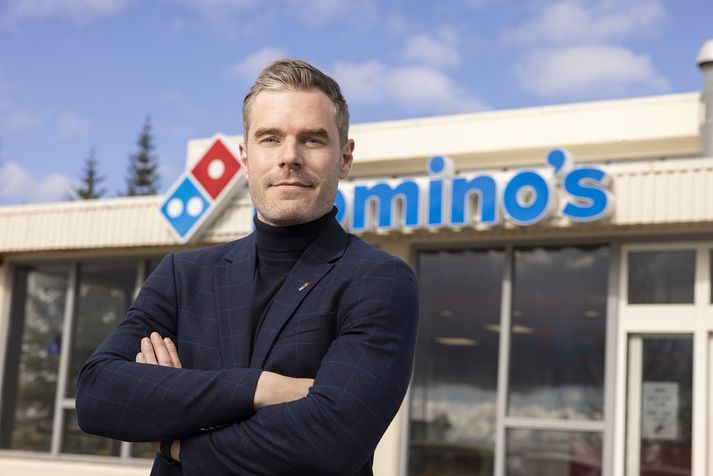 Magnús Hafliðason, framkvæmdastjóri Domino's, segir að næsta ár verði krefjandi og líklega litast af óstöðugleika í rekstrarumhverfinu. „Það er ljóst að kostnaður mun halda áfram að aukast innanlands og svo er spurning hvaða áhrif verðbólga, stríð og almennur óstöðugleiki erlendis mun hafa, t.d. hvað varðar framboð og verð á vörum erlendis frá,“ segir hann.