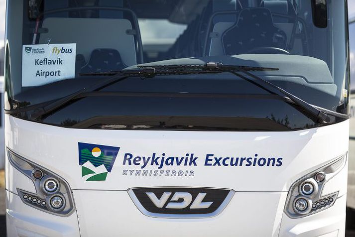 Núna þurfa þeir sem ætla með rútu frá Leifsstöð að ganga dágóðan spöl með farangur til að komast að rútunum. Fyrir breytingar biðu rúturnar fyrir framan flugstöðina.fréttablaðið/ernir