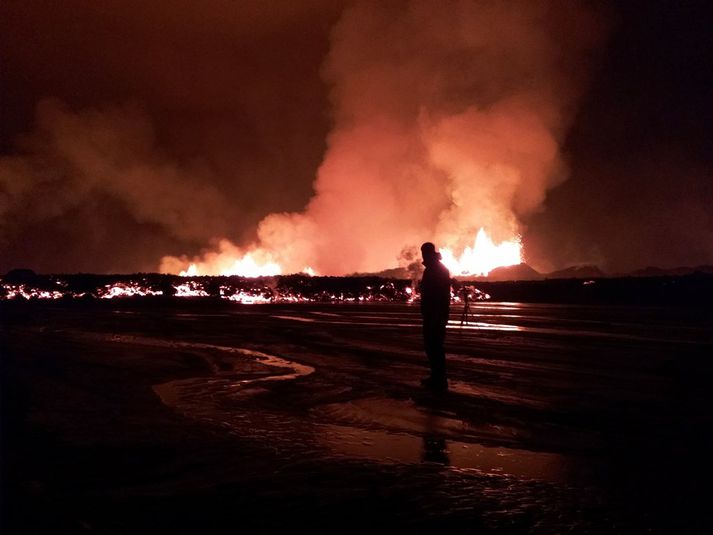 Gosstöðvarnar í gærkvöldi. Kristján Már Unnarsson fylgist með jarðeldunum. Þarna er hraunið farið að renna í ála og kvíslar undan Dyngjujökli, á svokölluðum Flæðum, sem eru fyrstu drög Jökulsár á Fjöllum.