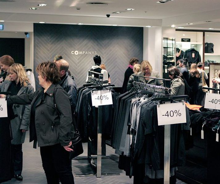 Útsölur hafa áhrif til lækkunar, samkvæmt greiningum bankanna.