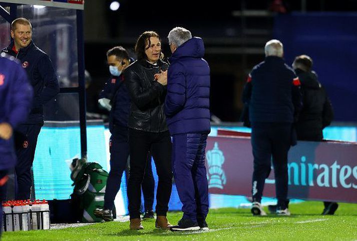 Gareth Ainsworth og Mourinho á hliðarlínunni í kvöld.