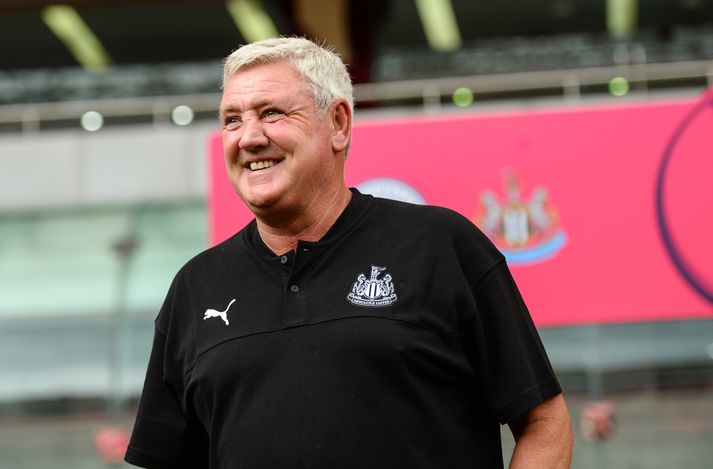 Stuðningsmenn Newcastle United voru ekki hoppandi kátir þegar Bruce var ráðinn knattspyrnustjóri liðsins.