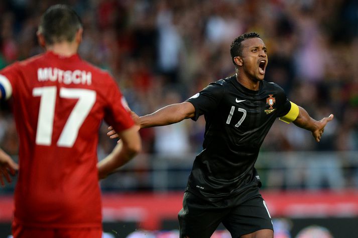 Luis Nani fagnar hér marki í kvöld.
