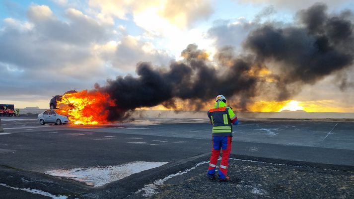 Hundrað sjálfboðaliðar lék slasaða.
