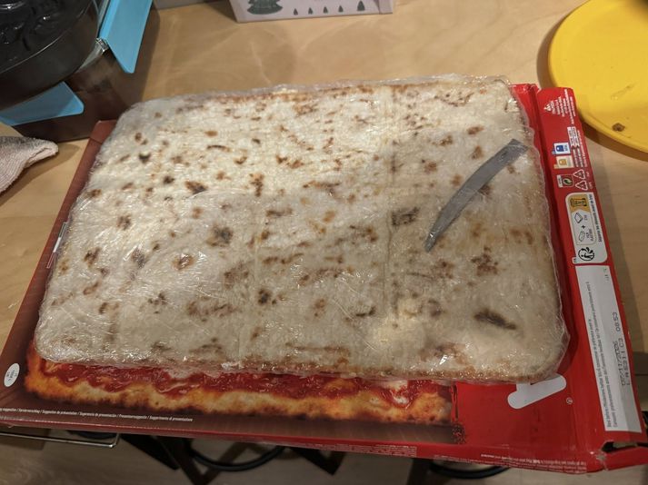 Pepperónípítsan reyndist við nánari athugun vopnuð hnífi.