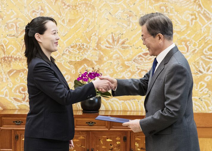 Kim Yo-jong afhenti Moon Jae-in handskrifað bréf bróður síns eftir morgunverðarfund þeirra í Seoul í morgun.