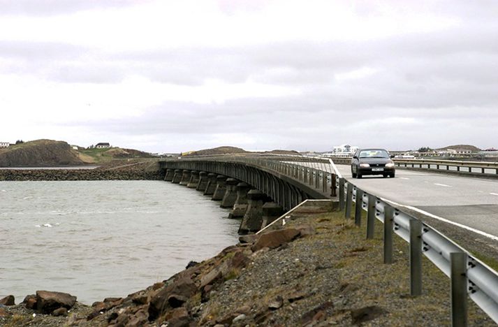 Slysið varð rétt við Borgarfjarðarbrúna.