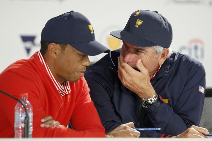 Tiger Woods og Fred Couples voru áhyggjufullir á blaðamannafundi eftir fyrsta daginn.