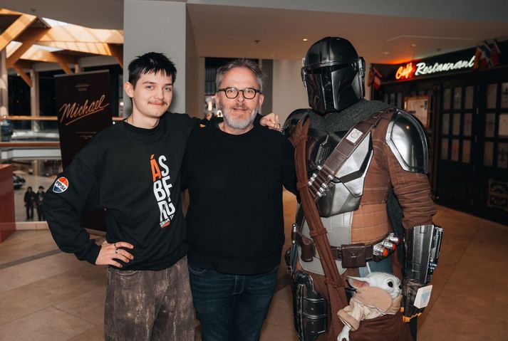 Stórmyndin Star Wars: The Mandalorian & Grogu var frumsýnd síðasta þriðjudagskvöld í Ásbergssal Sambíóanna í Kringlunni. Á myndinni eru f.v. Júlíus Jóhann Daníelsson, Alfreð Ásberg Árnason framkvæmdastjóri Sambíóanna, Mandalorian og Grogu.