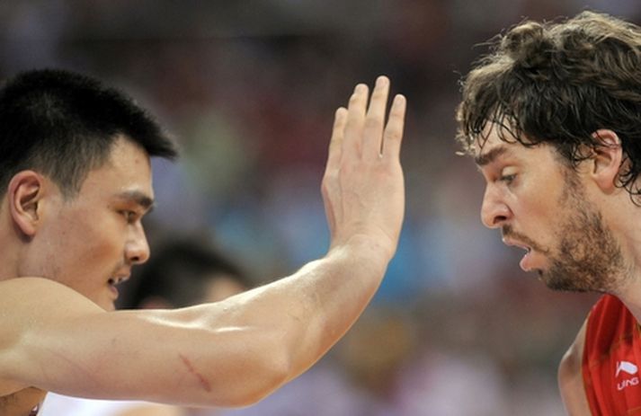 NBA-stjörnurnar Yao Ming og Pau Gasol eigast hér við.