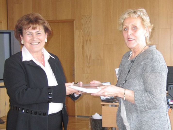 Zsuzsanna Jakab yfirmaður Evrópudeildarinnar (tv) og Auður Guðjónsdóttur stjórnarformaður Mænuskaðastofnunar Íslands.