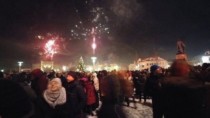 Þúsundir komu saman á Skólavörðuholtinu rétt fyrir miðnætti á gamlársdag.