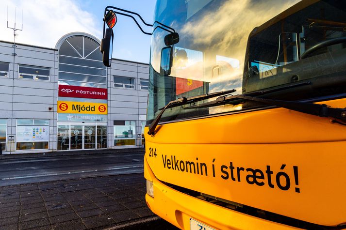 Autobus z Selfoss do Reykjavíku zatrzymuje się na przystanku Mjódd.