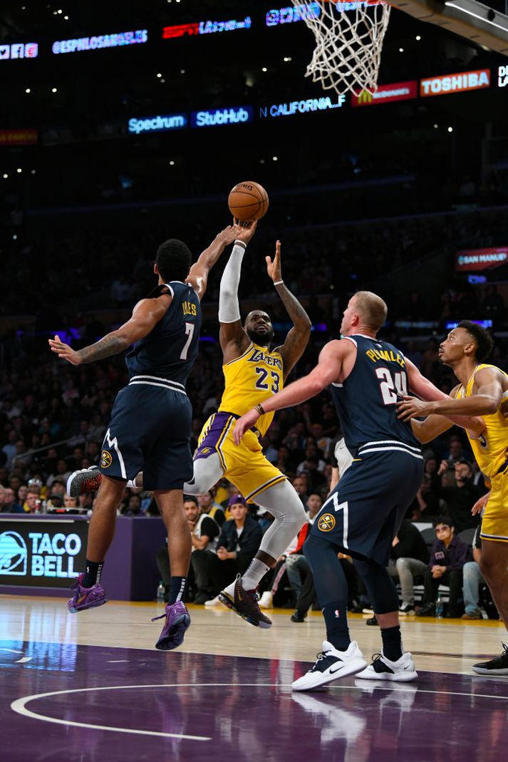 LeBron vann sinn fyrsta heimasigur með Lakers