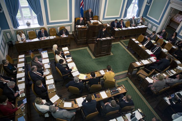 Stjórnarandstaðan studdi haftafrumvörp fjármálaráðherra sem urðu að lögum á Alþingi í dag. Alþingi farið í sumarleyfi.