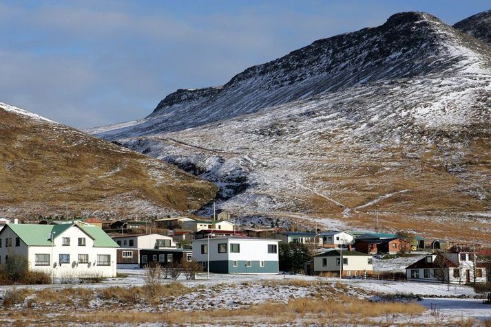 Snjór hefur skafið í gil fyrir ofan Tálknafjörð og er enn snjóflóðahætta.