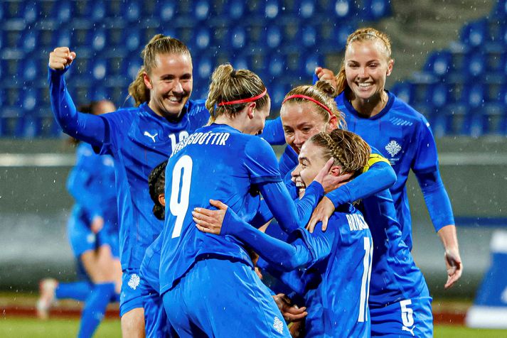 Ísland vann frábæran 4-0 sigur gegn Tékklandi í undankeppni HM á Laugardalsvelli síðasta haust. Liðin mætast ytra í apríl í leik sem skiptir afar miklu máli varðandi möguleika Íslands á að spila á HM 2023 í Eyjaálfu.