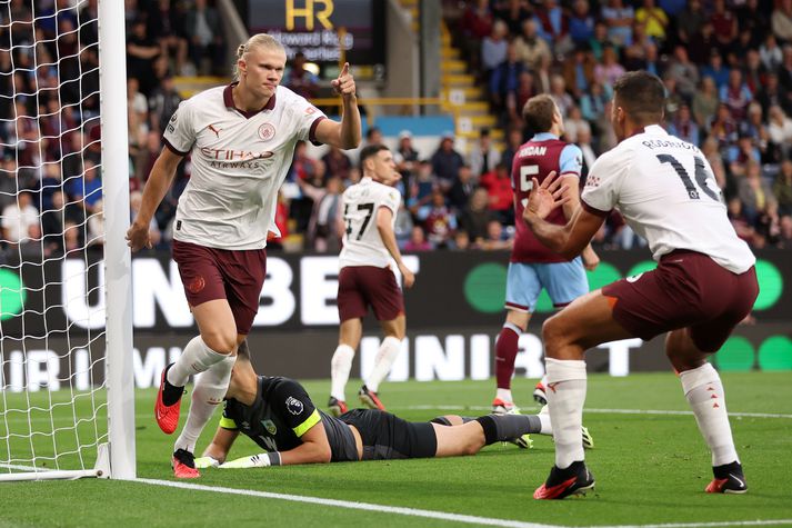 Erling Haaland fagnar öðru marka sinna fyrir Manchester City á móti Burnley um síðustu helgi.