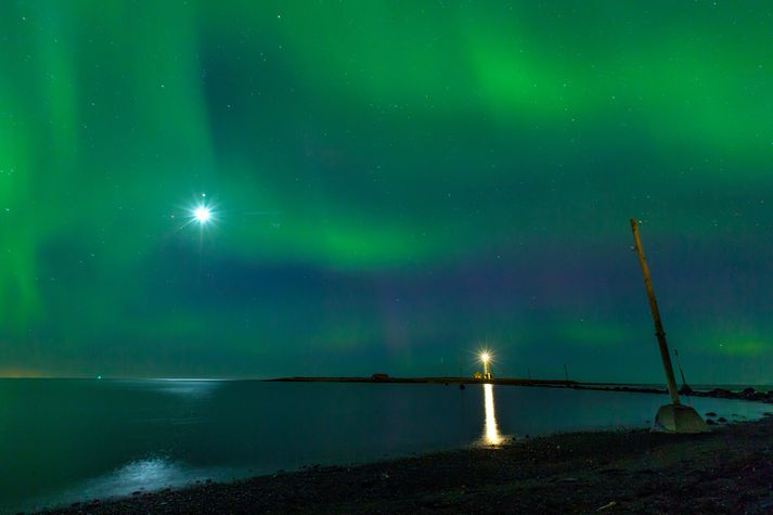 Flestir fara úr ljósmengunni í borginni til að skoða norðurljósin, en þau geta verið falleg þó ekki sé farið lengra en út að Gróttu. Þar getur aftur á móti myndast umferðaröngþveiti eins og í gærkvöldi leggi fólk bílum sínum ólöglega.