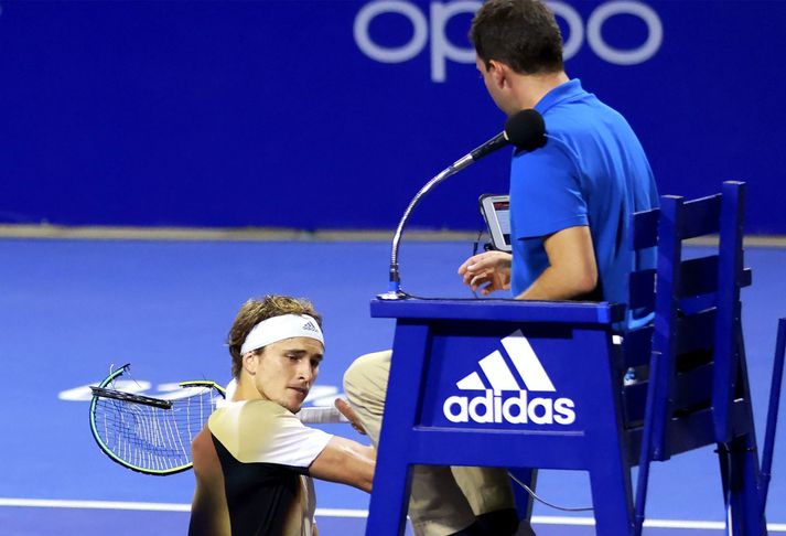 Alexander Zverev lætur hér höggin dynja á stól dómarans.