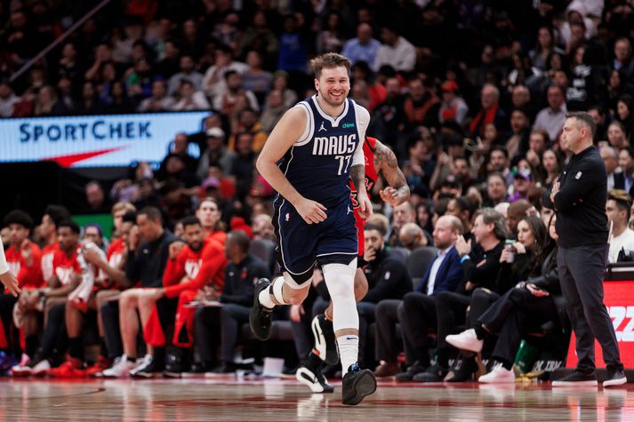  Luka Doncic var skælbrosandi á afmælisdaginn enda átti hann góðan leik og Dallas Mavericks fagnaði sigri.