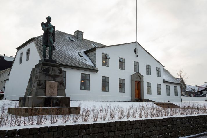 Styttunni af Kristjáni 9. með fyrstu stjórnarskrá Íslendinga var komið upp fyrir framan Stjórnarráðið árið 1915.