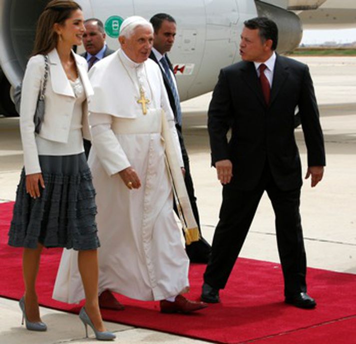 Abdúlla Jórdaníukonungur og Rania prinsessa, kona hans, tóku á móti Benedikt páfa XVI. á flugvellinum í Amman í Jórdaníu í dag.