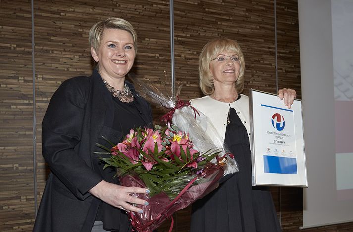 Ragnheiður Elín Árnadóttir iðnaðarráðherra afhenti Ágústu Guðmundsdóttur, prófessor við Háskóla Íslands og rannsóknastjóra Zymetech, verðlaunin á Grand hótel í morgun.
