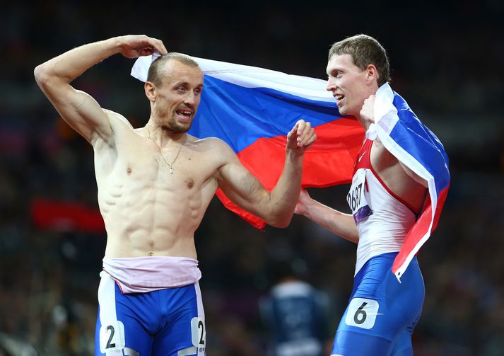 Alexander Zverev fagnar verðlaunum á ÓL í London 2012. Gullverðlaunahafinn Alexey Labzin var til vinstri.