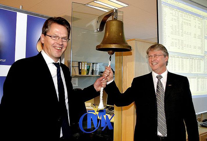 SPRON hringt inn í Kauphöll Þórður Friðjónsson, forstjóri Nasdaq/OMX Kauphallar Íslands, og Guðmundur Hauksson, forstjóri SPRON, fagna hér skráningu sparisjóðsins í Kauphöllina í fyrrahaust. 