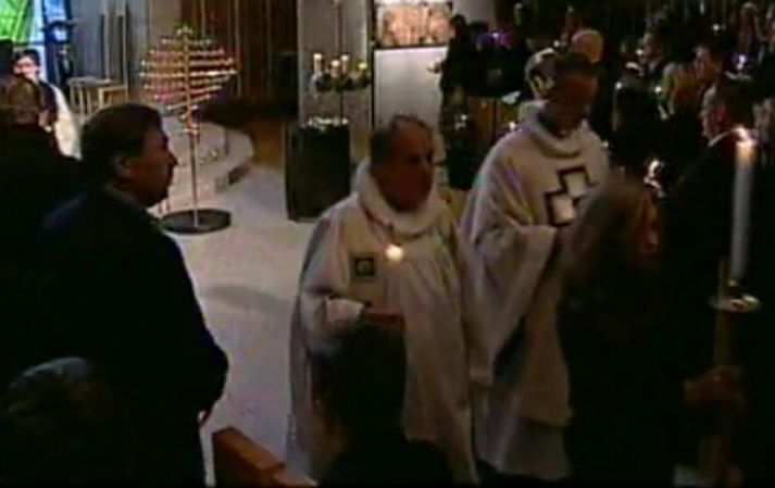 Við lok aftansöngs í Grafarvogskirkju á aðfangadagskvöld 2011.