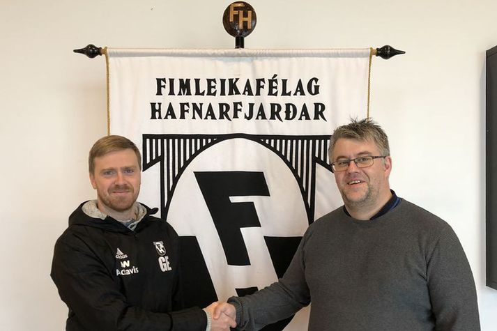 Guðni Eiríksson (t.v.), þjálfari FH, segir liðið skora fullt á æfingum en því miður ekki í leikjum.