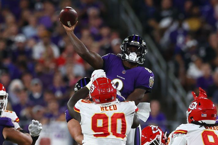 Lamar Jackson með sendingu á Marquise Brown sem skoraði snertimark í þriðja leikhluta.