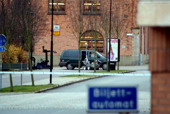 Rbótar leita sprengju.Sænska lögreglan beitti ýtrustu varkárni vegna sprengjuhótunar ræningjanna við Háskólann í Jönköping og notaði fjarstýrða róbóta til að ganga úr skugga um það hvort sprengja væri í bílnum eða ekki. Stóru svæði í kringum skólann var lokað af meðan á leitinni stóð en engin sprengja fannst.