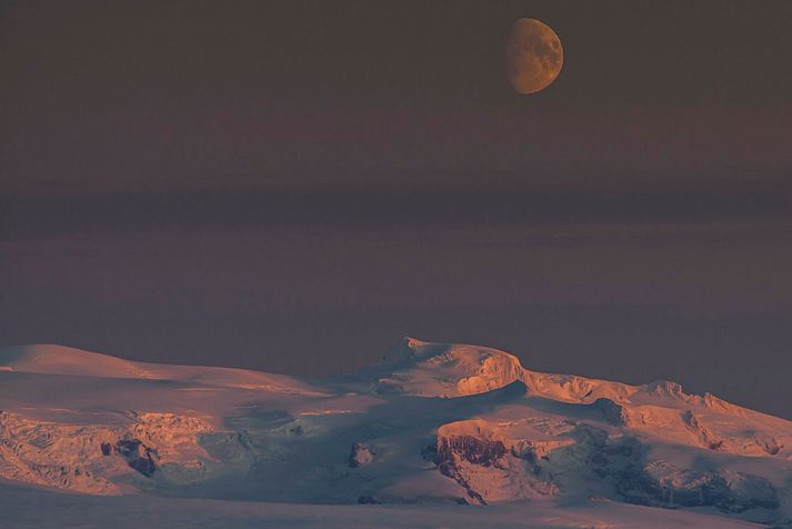 Veðurstofa spáir norðaustan hvassviðri eða stormi við Öræfajökul fram á morgun.