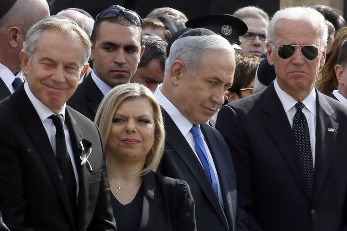 Tony Blair, fyrrverandi forsætisráðherra, og Joe Biden, varaforseti Bandaríkjanna, standa þarna sitt hvoru megin við Benjamín Netanjahú, forsætisráðherra Ísraels, og eiginkonu hans, Söru Netanjahú, á minningarathöfn í gær.