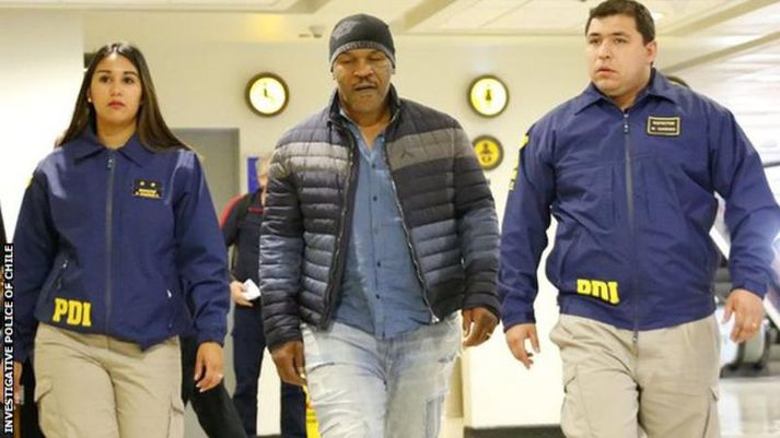 Mike Tyson í lögreglufylgd á flugvellinum í Santiago.