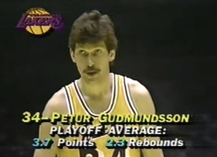 Pétur Karl Guðmundsson sem leikmaður Los Angeles Lakers í úrslitakeppninni vorið 1986. Hann skoraði 10 stig á aðeins 17 mínútum í sínum fyrsta leik í úrslitakeppni NBA.